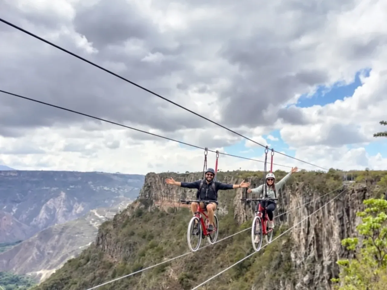Experiencia de bicicleta aérea sobre el paisaje montañoso de Huasca de Ocampo