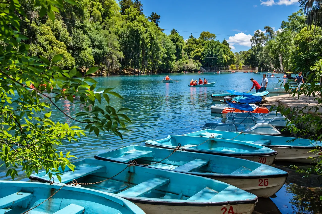 Bosque de las Truchas con lago y lanchas en Huasca de Ocampo