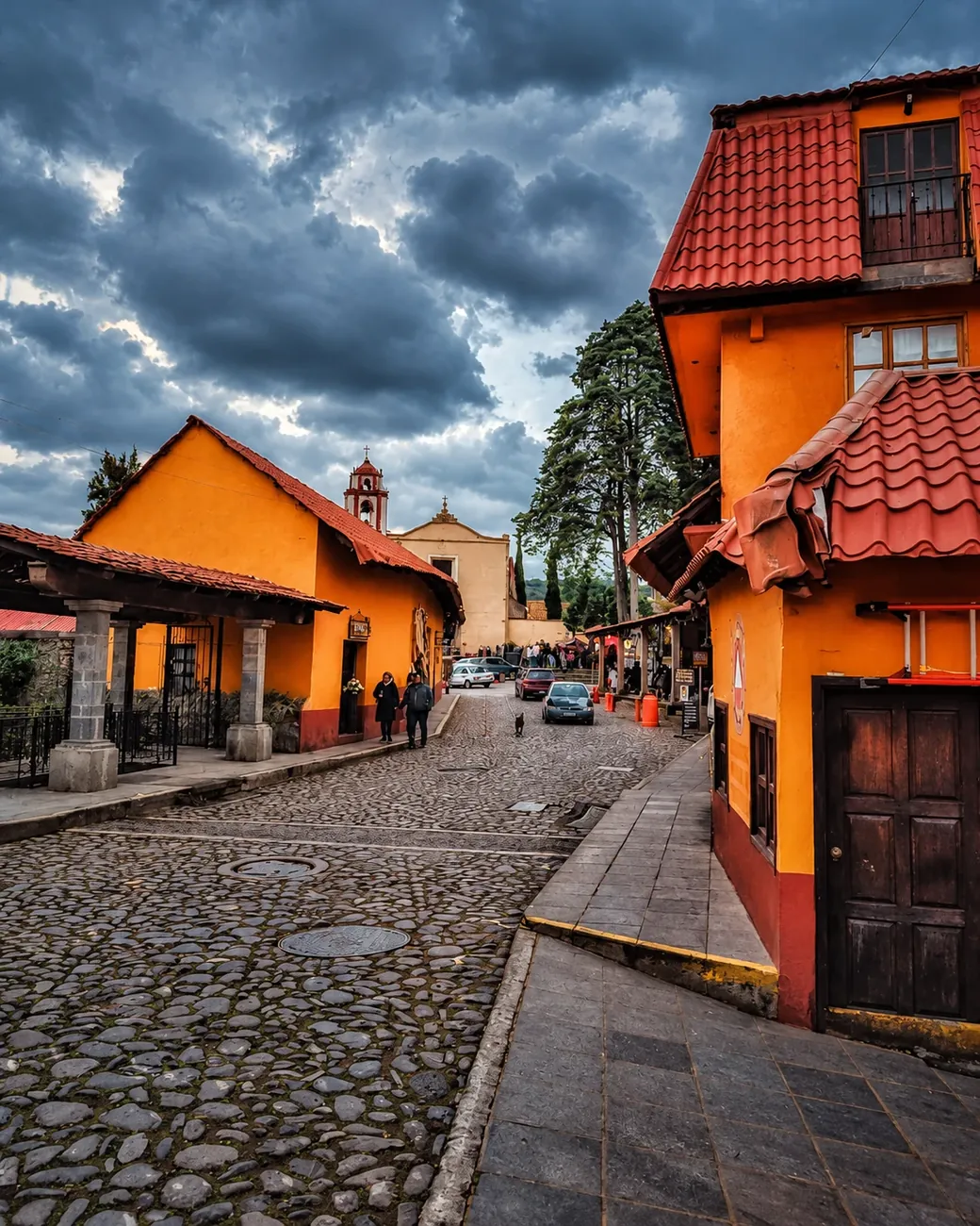 Calle empedrada y arquitectura tradicional de Huasca de Ocampo